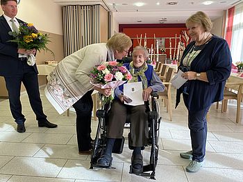 Gemeinderätin Elisabeth Katzenbeißer überbringt die Glückwünsche der Gemeinde Litschau und Vitzbürgermeisterin Margit Weikartschläger gratuliert für die Stadtgemeinde Heidenreichstein.