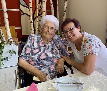 Fr. Böhm feiert ihren 93iger gemeinsam mit ihrer Freundin.