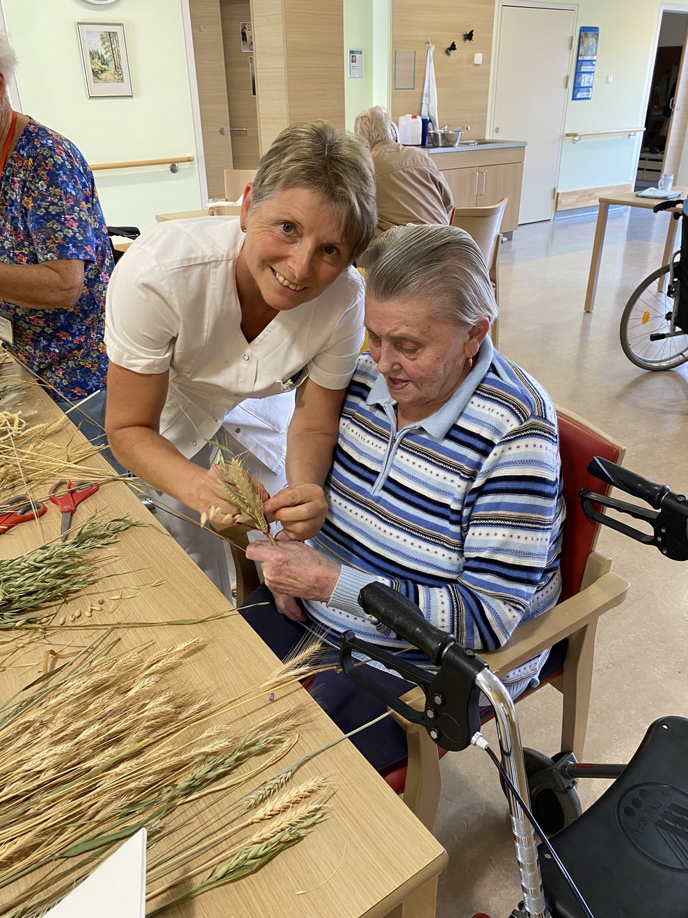MEA Martha hilft beim Binden der Masche.