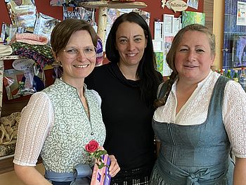 WBL Christiane und Susanne freuen sich über die Rose.