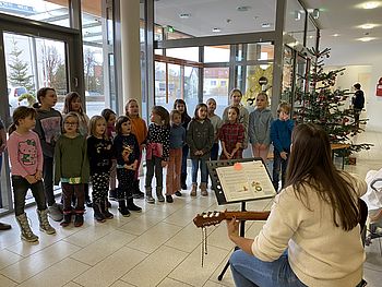 Der Chor der Volksschule eröffnet die Weihnachtsfeier...