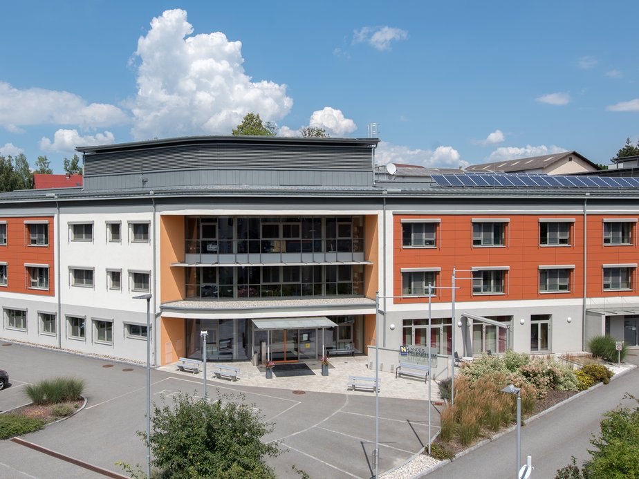 Außenansicht des Pflege- und Betreuungszentrums Litschau.